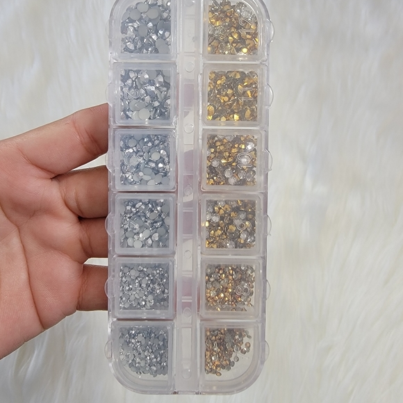 App. 5000pcs different sizes, 2 colors in 1 pack flatback rhinestones - Picture 1 of 3